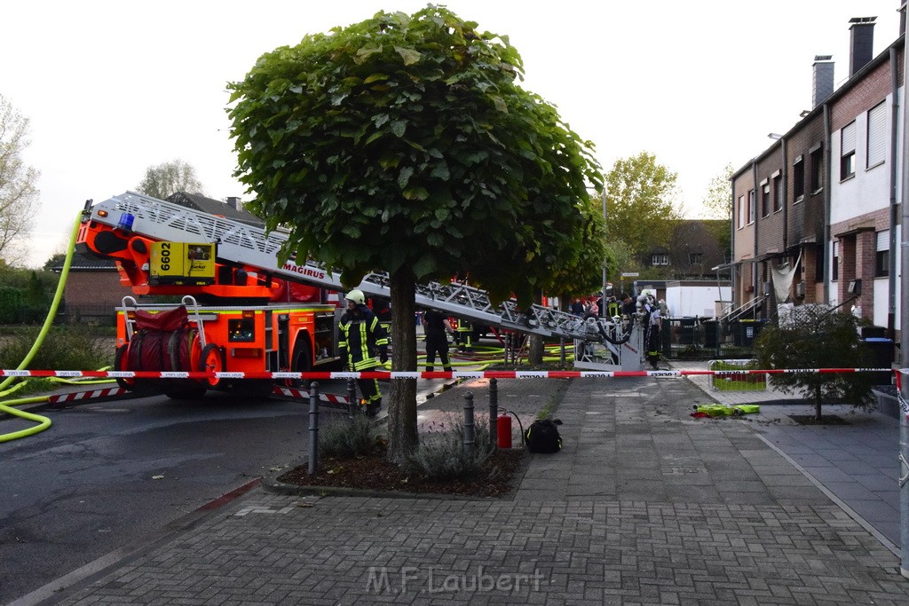 Feuer 2 Vollbrand Reihenhaus Roggendorf Berrischstr P226.JPG - Miklos Laubert